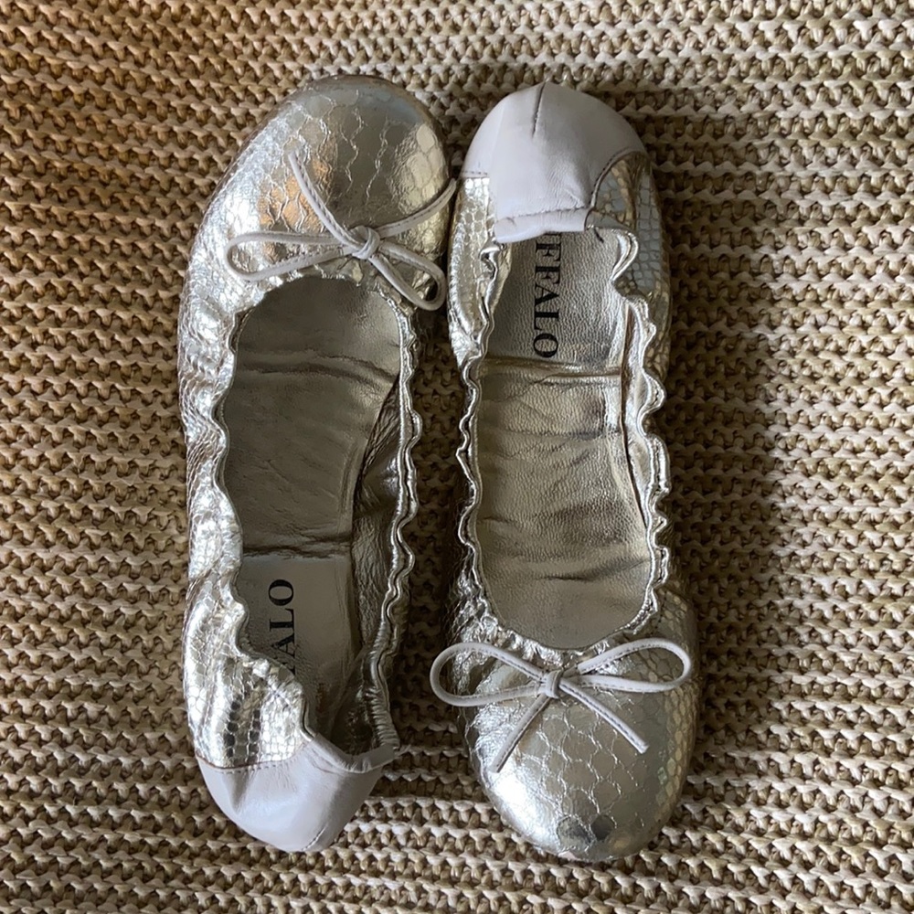 Gold/nude flats